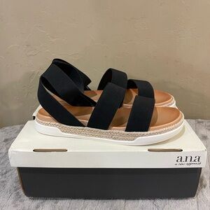 Ladies 8.5 sandals 🩴 never been worn and still have tag just in the box.